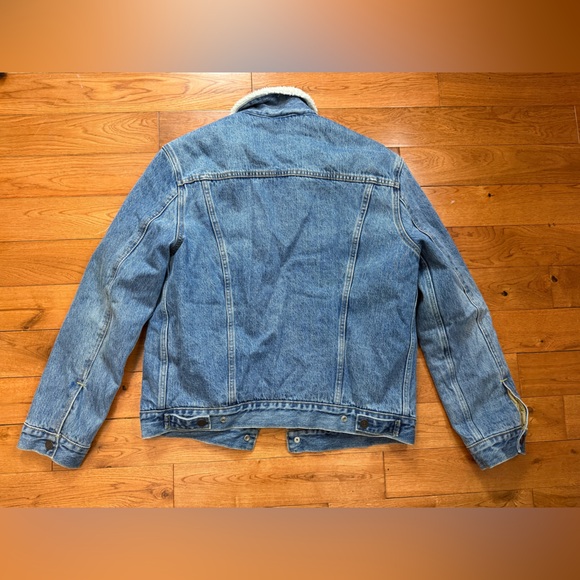 Levi’s Sherpa Lined Light Wash Denim Trucker Jacket - Picture 3 of 5